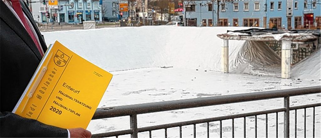 Symbolträchtig: Zum Loch in der Stadtmitte passt das Loch, das sich in der Stadtkasse auftut. Der Neuanfang am Mühlehof-Standort steht angesichts der aktuellen Haushaltslage in den Sternen.Eier