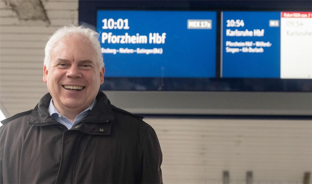 Symbolträchtiges Bild: Der Zug fährt ab in Richtung Karlsruhe. Matthias Lieb, der Kenner des öffentlichen Personennahverkehrs im Land, hält den Zusammenschluss der Verkehrsverbünde Pforzheim-Enzkreis und Karlsruhe für eine gute Entscheidung. Kritik übt der Mühlackerer weiterhin am nicht ausreichenden Angebot im Stadtbusverkehr. Foto: Fotomoment