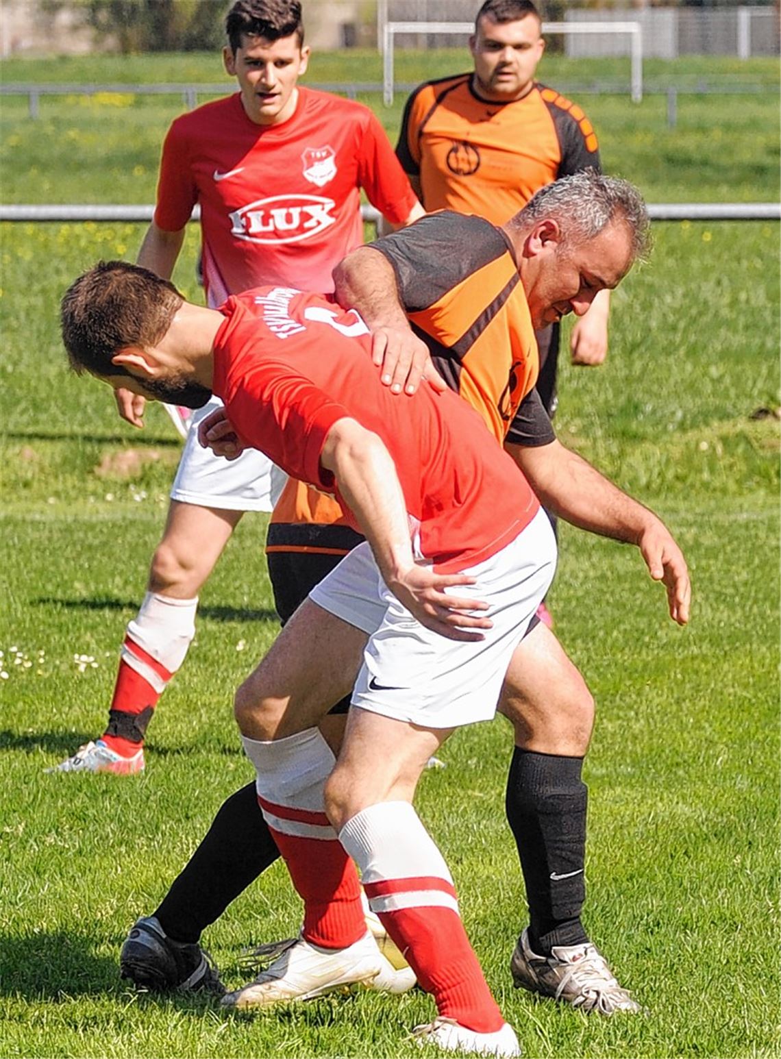 Symmetrische Szene in einer einseitigen Partie: Maulbronn (weiße Hosen) fegt den Türkischen SV Mühlacker vom Platz.