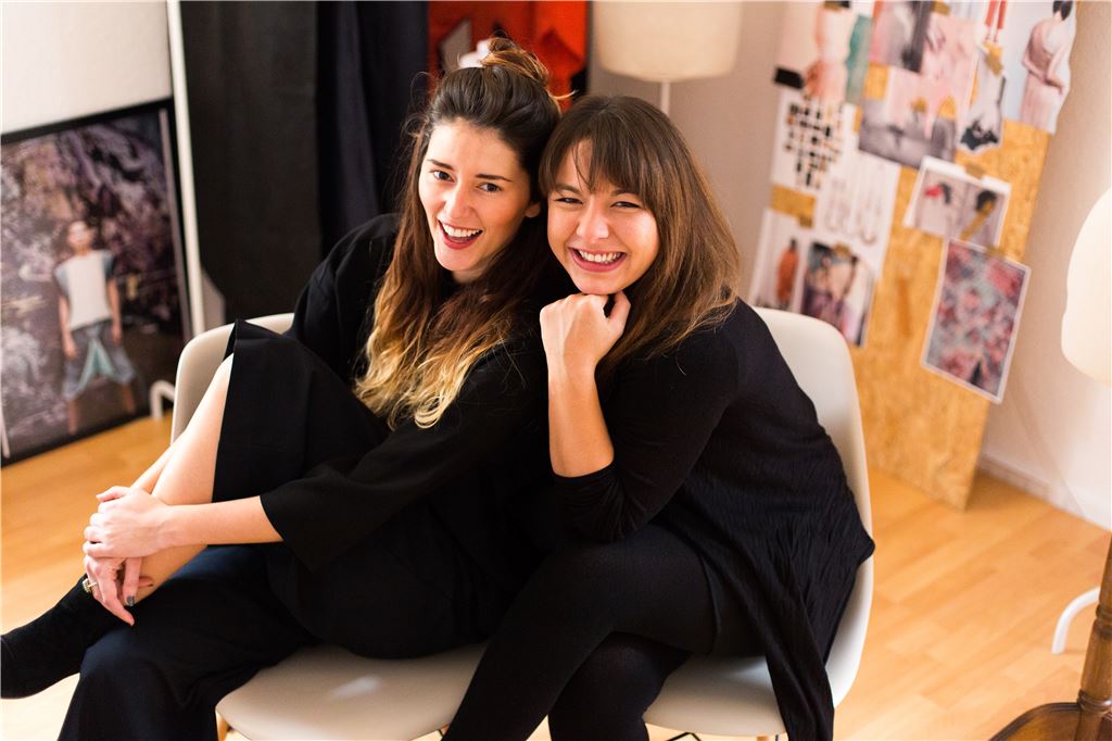 Sympathische Powerfrauen: Modedesignerin Melissa Nemeth (li.) und Fotografin Sarah Stange haben sich gesucht und gefunden, um von Stuttgart aus durchzustarten. Foto: Stange