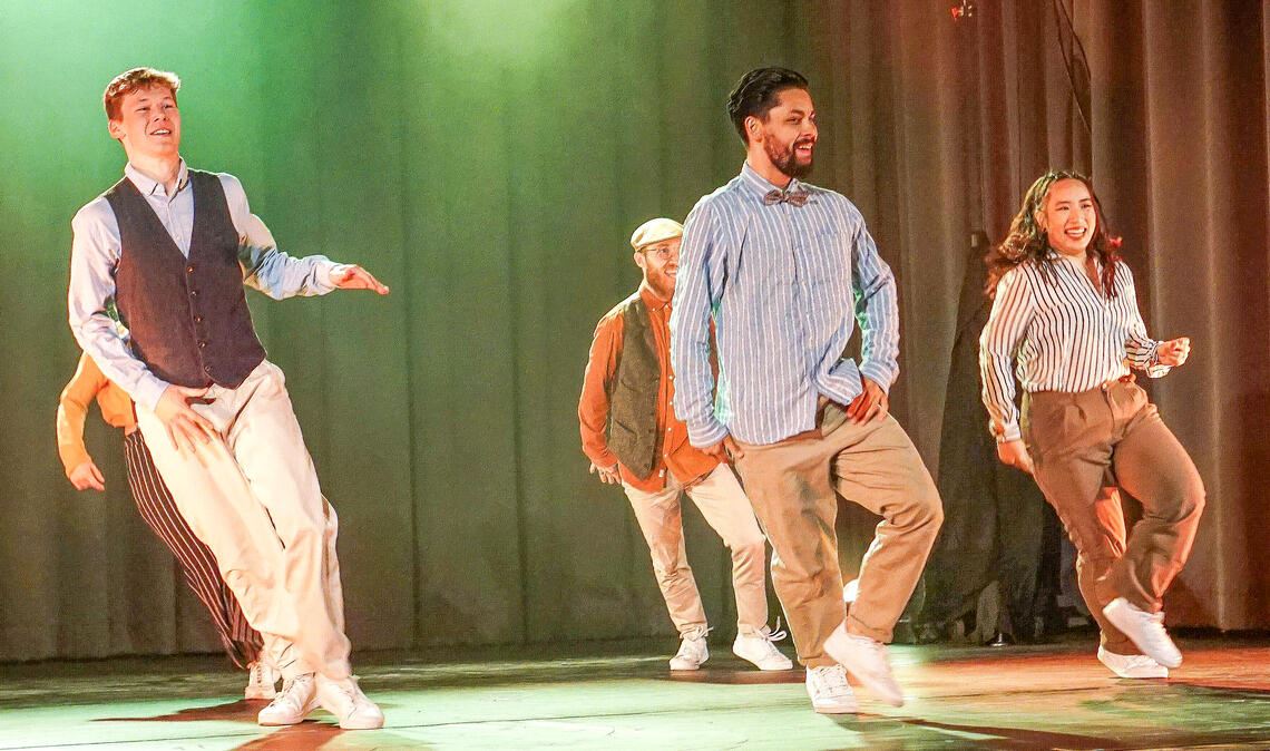 Synchron und elegant: Damit punkten die Tänzerinnen und Tänzer im Uhlandbau. Foto: Bastian