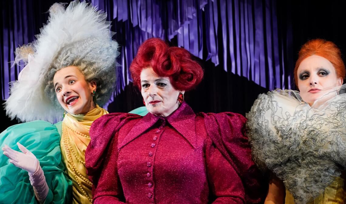 Szene aus „Der ideale  Mann“ von Oscar Wilde im Schauspielhaus Stuttgart mit Silvia Schwinger, Christiane Roßbach, Celina Rongen (v. li.).