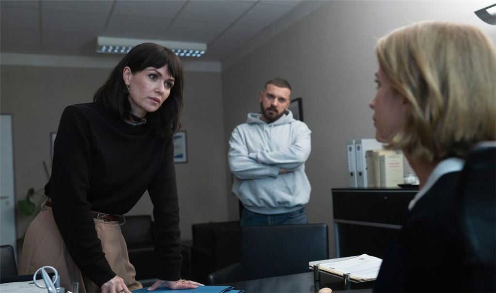 Szene aus "Tatort: Dunkelheit" vom Hessischen Rundfunk (hr): Maryam Azadi (Melika Foroutan), Hamza Kulina (Edin Hasanović) und ihre Vorgesetzte Sandra Schatz (Judith Engel).