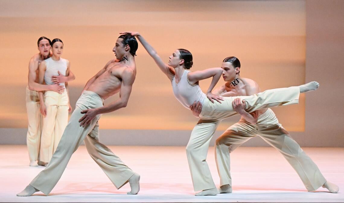 Szene aus Vittoria Girellis neuem Ballett „In esisto“ mit Martino Semenzato, Mackenzie Brown und Lassi Hirvonen