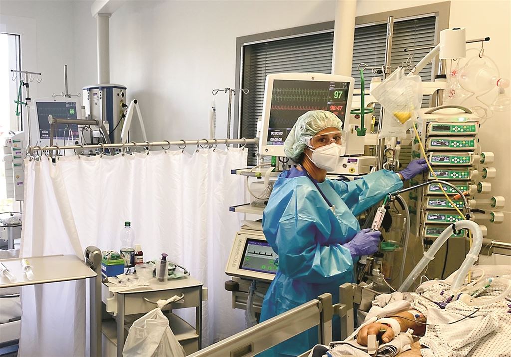 Szene aus dem Arbeitsleben von Heidi Braun, die als Krankenschwester in Bretten arbeitet und auf der Intensivstation Schwerstkranke versorgt. Foto: privat