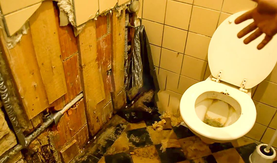 Szene aus dem Beitrag des ZDF-Magazins „Frontal“: Die Aufnahmen aus einem früheren Hotel in Knittlingen zeigen die menschenunwürdigen Zustände in der Unterkunft. Foto: Screenshot