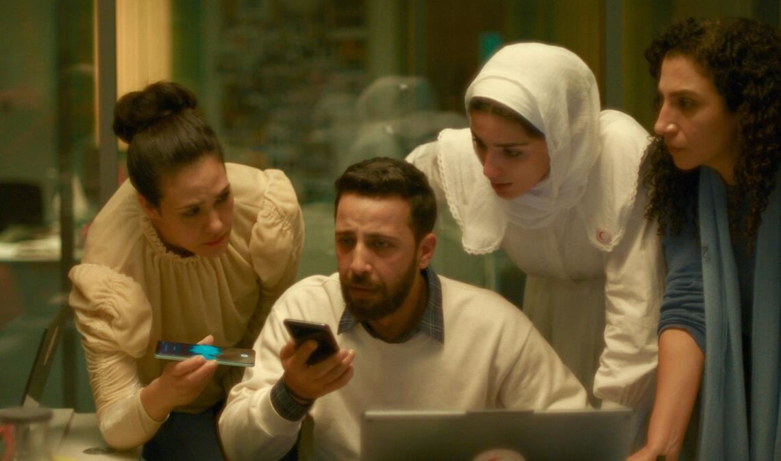 Szene aus dem Film - die Schauspieler verkörpern Hilfskräfte des Roten Halbmonds.