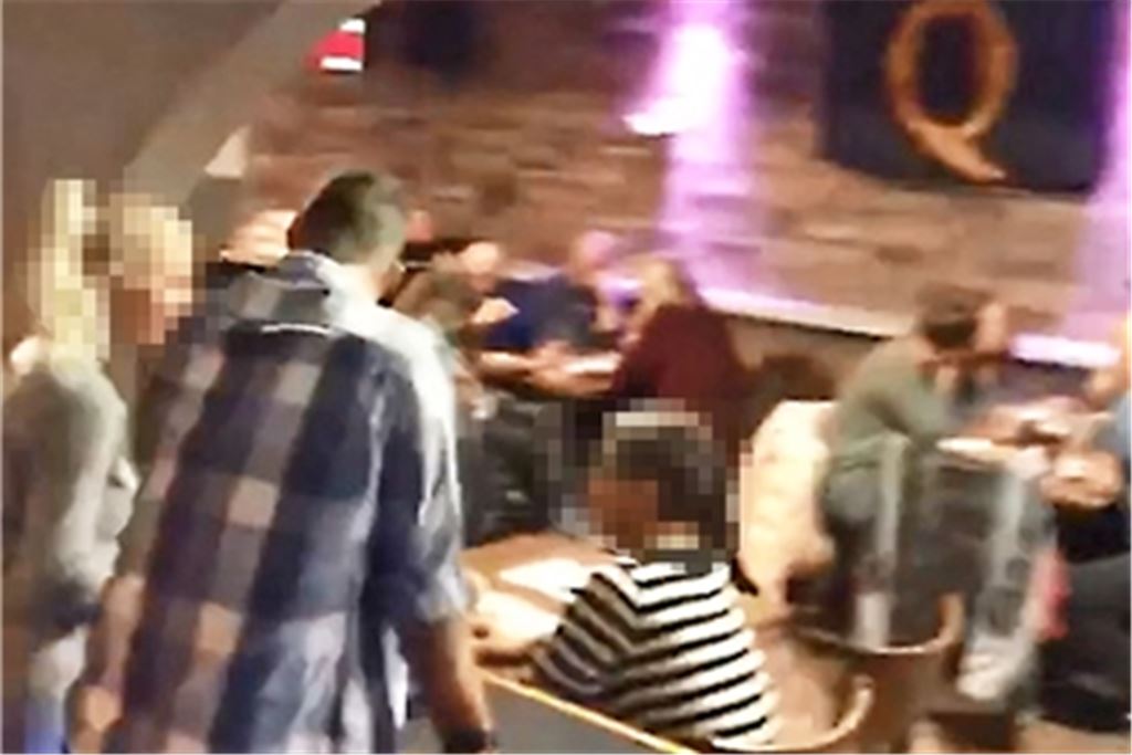 Szene aus dem Internetvideo zur Corona-Party in Knittlingen – mit einem gut erkennbaren „Q“ als ominösem Wandschmuck.Screenshot