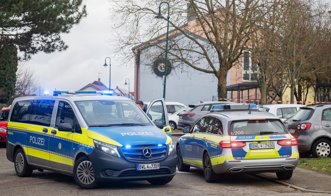 Szene aus dem Lindach-Gebiet: Die Polizei sperrt rund um die Mörike-Realschule weiträumig ab. Betroffen ist hier auch die benachbarte Schiller-Grundschule. Fotos: Fotomoment (3), Eier