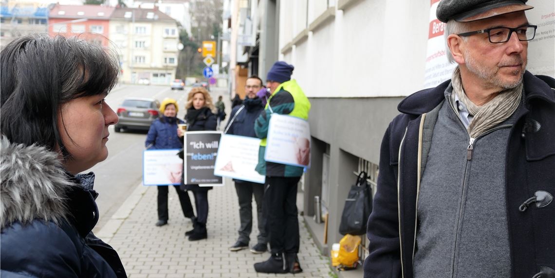 Szene aus dem März 2018: Mitarbeiter halten den Eingang zur Beratungsstelle frei, im Hintergrund halten Abtreibungsgegner eine „Gebetsmahnwache“ ab. Archivfoto: jp