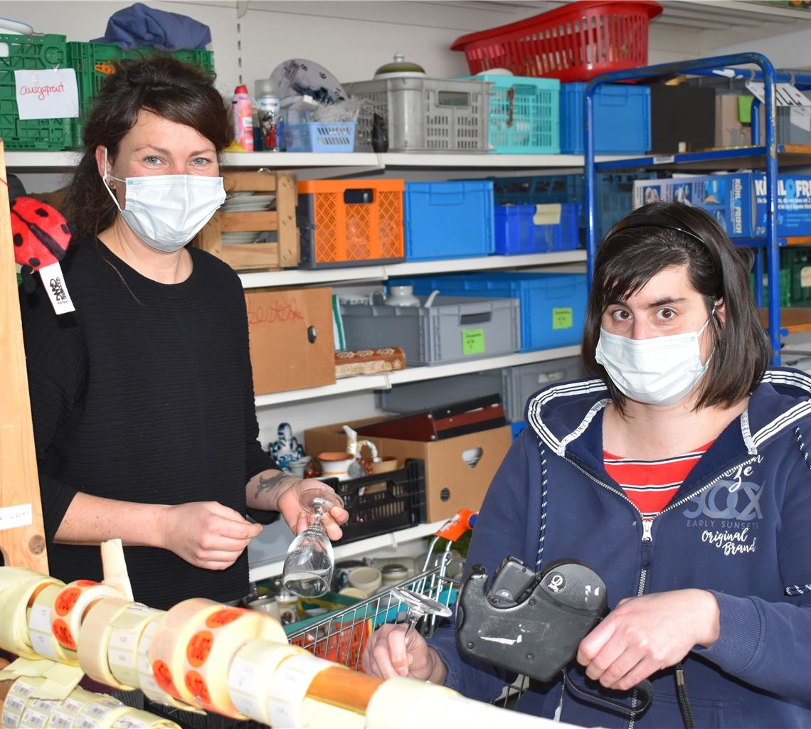 Szene aus dem Miteinanderleben-Gebrauchtwarenkaufhaus „mlkauf“: Ergotherapeutin Nicola Kurz (li.) unterstützt Mitarbeiterin Bianca beim Auszeichnen der Waren.Bischoff-Krappel