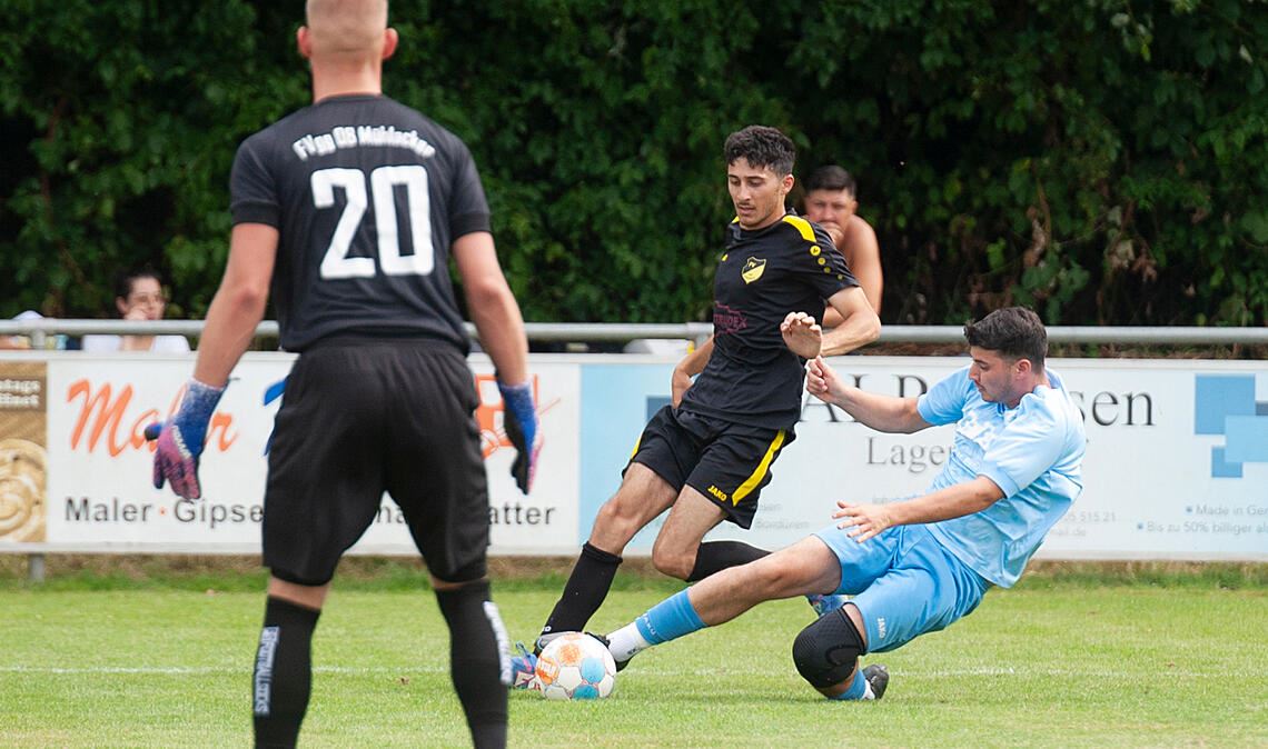 Szene aus dem Spiel FV Lienzingen (schwarze Trikots) gegen die Fvgg. 08 Mühlacke...