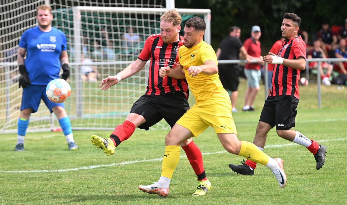 Szene aus dem Spiel Sportfreunde Mühlacker gegen den TSV Phönix Lomersheim (gelb...