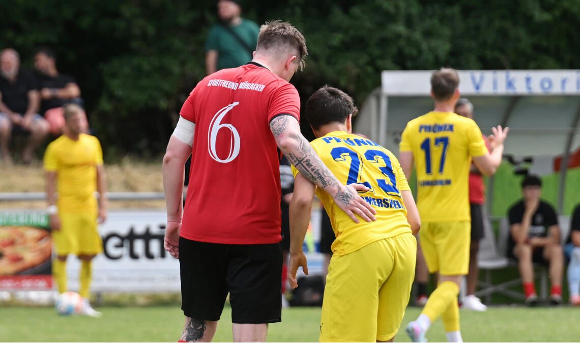 Szene aus dem Spiel Sportfreunde Mühlacker gegen den TSV Phönix Lomersheim (gelb...