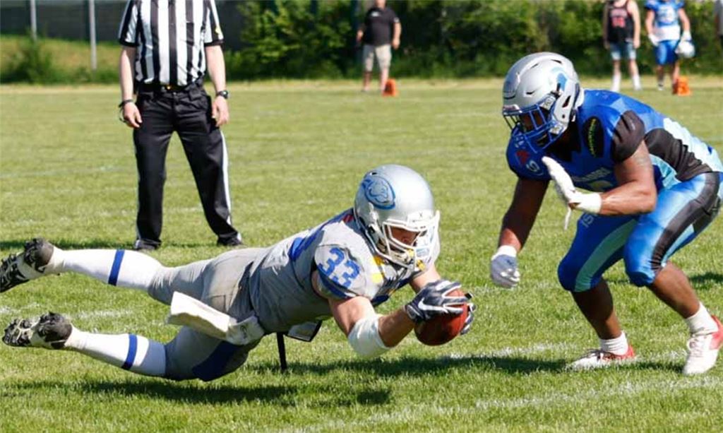 Szene aus dem Spiel gegen Albershausen: Der Pforzheimer Theo Michel taucht zum Touchdown ab. Foto: Julian Hanser