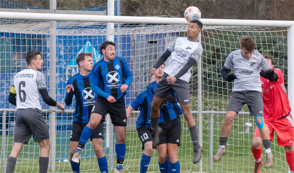 Szene aus dem Strafraum der Viktoria (in Blau). Am Ende nimmt Lienzingen mit einem 2:2 einen Zähler aus Enzberg mit. Foto: Fotomoment