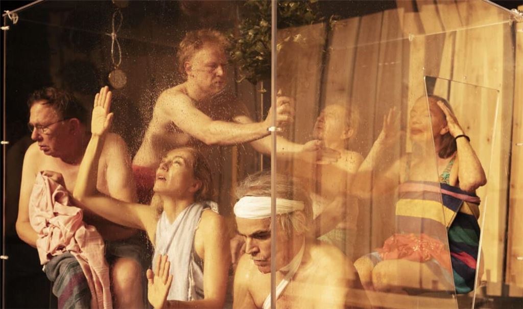 Szene aus dem Stück „Tanzende Idioten“ von Thorsten Lensing im Schauspielhaus Stuttgart. Szene mit Willi Kellers, Ursina Lardi, Sebastian Blomberg (vordere Reihe, v. li.),&nbsp; Benjamin Eggers-Domsky, André Jung, Karin Neuhäuser (hintere Reihe, v. li.)