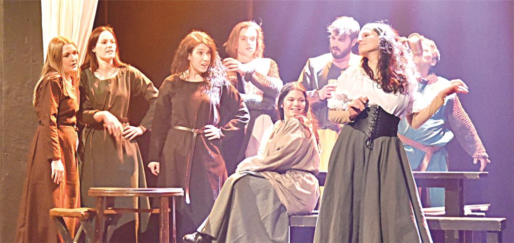 Szene aus dem Theaterstück „Königin und Samurai“.Foto: Bott