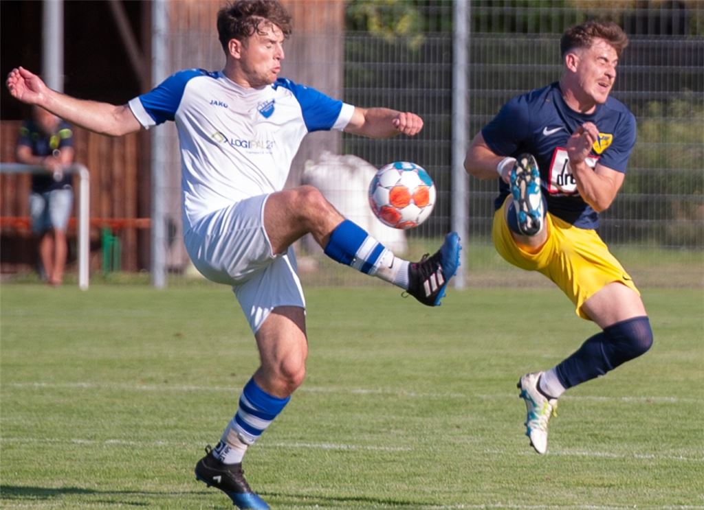 Szene aus dem letzten Bezirksliga-Saisonspiel: Phönix-Spieler Joschka Heugel (re.) wirft sich in den Ball. Foto: Fotomoment