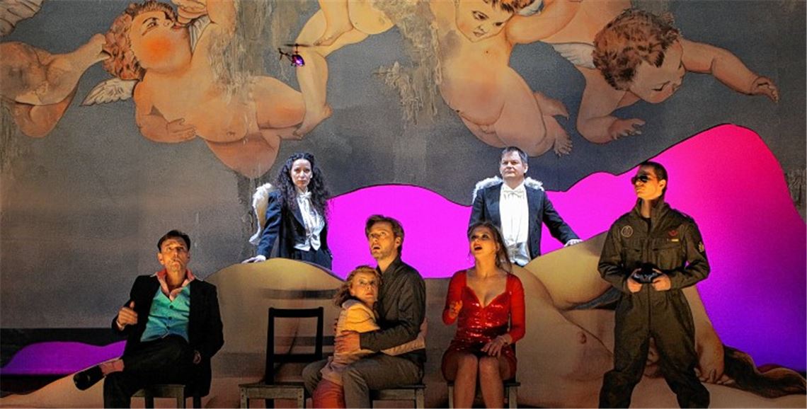 Szene aus der Aufführung „Geliebte Aphrodite“ von Intendant Andreas von Studnitz im Pforzheimer Theater. Foto: Stadttheater