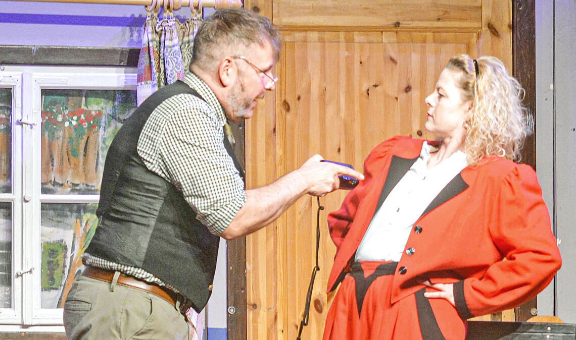 Szene aus der Aufführung des „Würzbacher Bauerntheaters“ in der Schützinger Festhalle, wo es beim Schwank „Alibi-Bauernhof“ urig und turbulent zugeht. Foto: Stahlfeld