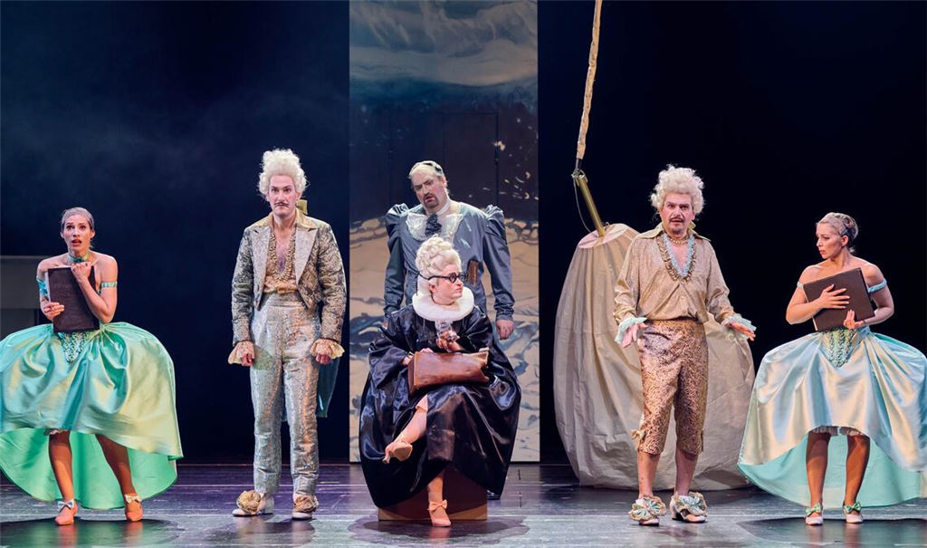 Szene aus der Inszenierung von „Cosi fan tutte“, die jetzt ihre Premiere am Theater in Pforzheim feierte (v. li.): Cecilia Pastawski („Dorabella“), Daniel Nicholson („Guglielmo“), Lou Denès („Despina“), Lukas Schmid-Wedekind („Don Alfonso“), Santiago Bürgi („Ferrando“) und Elisandra Melián („Fiordiligi“). Foto: Theater Pforzheim/Martin Sigmund