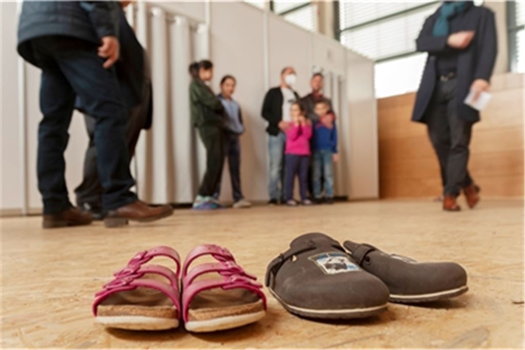 Szene aus der Lienzinger Gemeindehalle, die zur Flüchtlingsunterkunft geworden ist. Foto: Fotomoment
