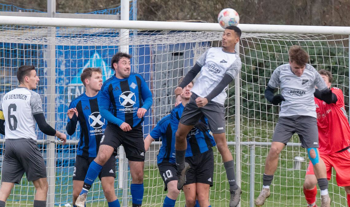 Szene aus der Partie Viktoria Enzberg (Blau-Schwarz) gegen FV Lienzingen: Beide Teams erlebten zum Saisonfinale einen vorzeitigen Schlusspfiff wegen eines Gewitters. Foto: Archiv