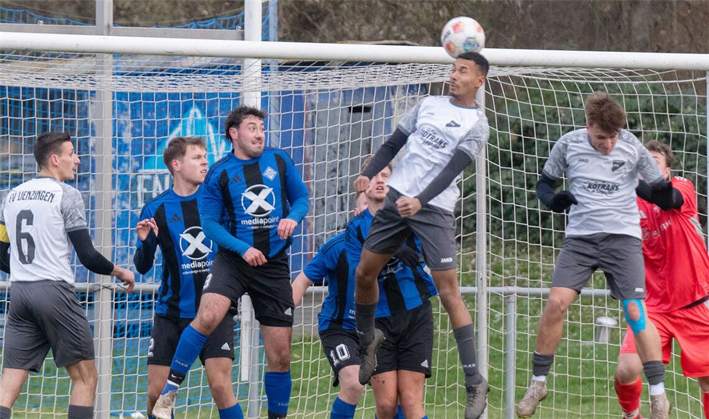 Szene aus der Partie Viktoria Enzberg (Blau-Schwarz) gegen FV Lienzingen: Beide Teams erlebten zum Saisonfinale einen vorzeitigen Schlusspfiff wegen eines Gewitters. Foto: Archiv