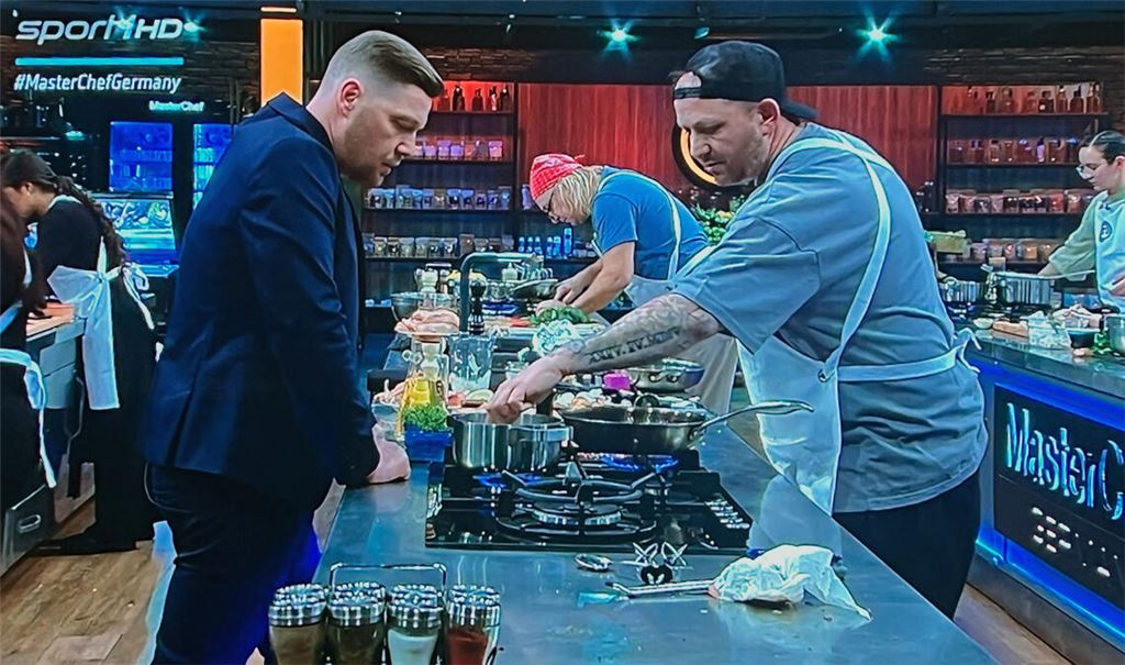 Szene aus der Show: Pepe Palme (re.) mit einem der Jurymitglieder, Sternekoch Robin Pietsch. Foto: Rubner