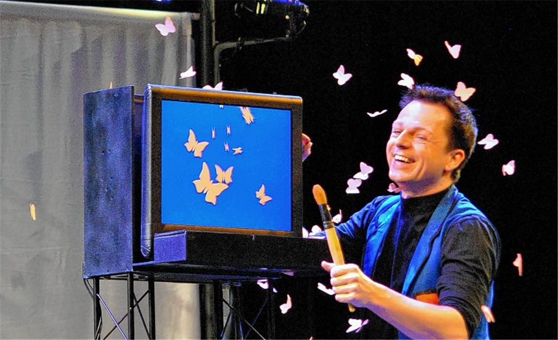 Szene aus der Zaubergala mit dem Künstler Timo Marc. Archivfoto: Stahlfeld