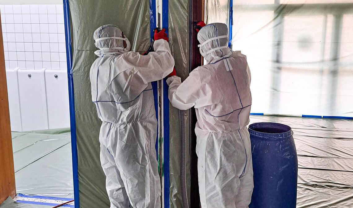Enztalhalle: Gemeinderat gibt Geld für Testlauf frei Szene aus der ersten Sanierungsphase, als die PCB-verseuchten Fugen - der Ursprung allen Übels - entfernt wurden. Foto: Archiv/STEG Umweltschutz
