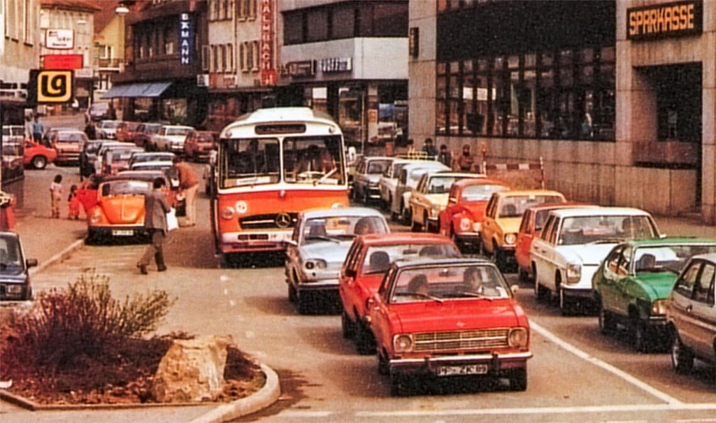 Szene aus der unteren Bahnhofstraße mit jeder Menge Autos: „Hauptproblem“ der alten Situation, heißt es in der Publikation „Stadt Mühlacker. Ein schöner Tag“, die 1990 aus Anlass der Fertigstellung des neuen Rathauses, der Fußgängerzone und des Stadtkerns erschienen ist, sei nicht der Durchgangs-, sondern der „Ziel- und Quellverkehr“. Foto: Stadtarchiv Mühlacker