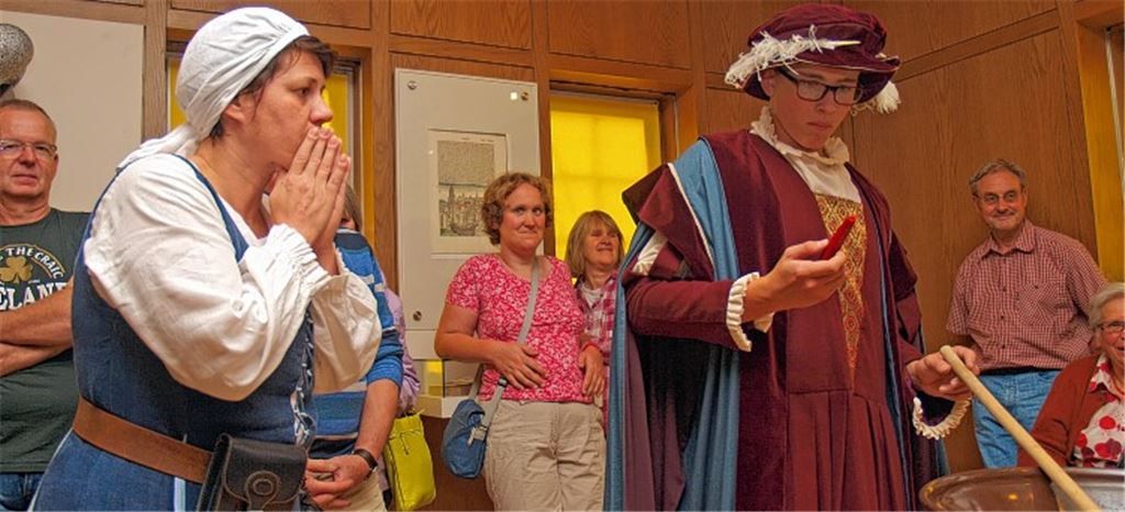 Szene aus der witzigen Führung durchs Museum: Anna und Faust erstarren zu Tode nach einem Biss von Faust in eine Peperoni. Foto: Filitz