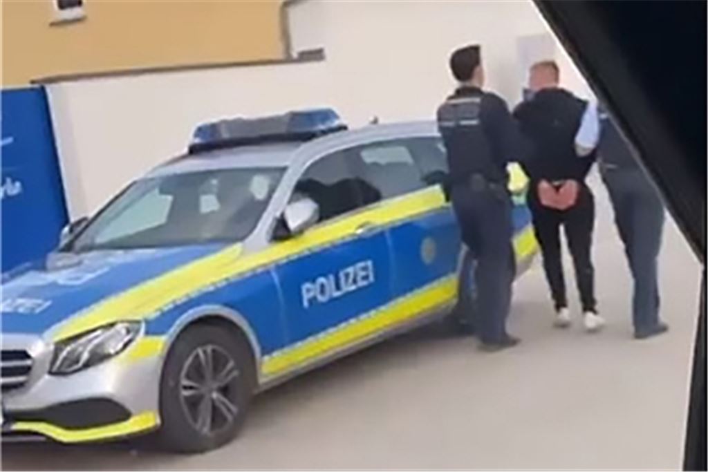 Szene aus einem Internetvideo: Im Zuge des Polizeieinsatzes in Knittlingen wird einer der Beteiligten durch Polizeibeamte abgeführt, was wiederum aus dem Auto heraus gefilmt wird.Foto: Screenshot