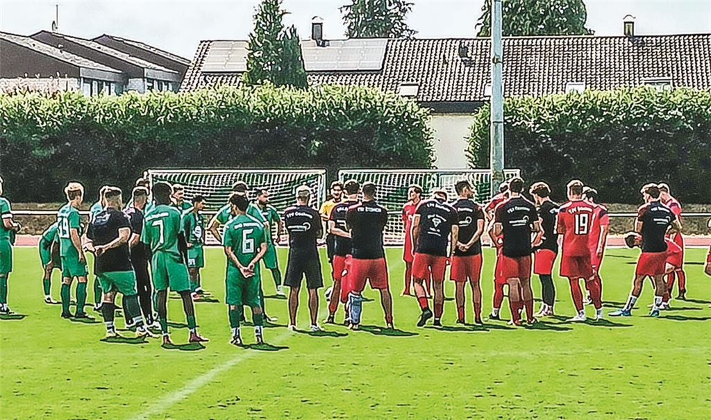 Szene beim Vorbereitungsspiel der SpVgg Zaisersweiher (Grün) gegen den TSV Ötisheim vor einer Woche: Der Schiedsrichter erklärt als besonderen Service in einer mehrminütigen Einweisung den Akteuren und ihren Trainern die neuen Regeln, die auch bei der Fußball-WM angewandt wurden. Danach wird gespielt – Endstand: 5:2 für Ötisheim. Foto: Eier