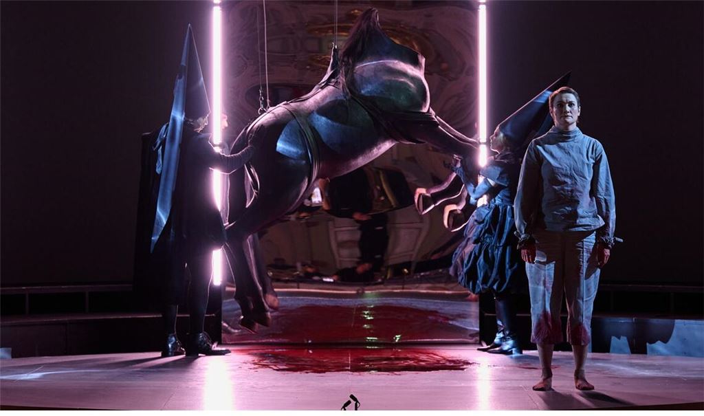 Szene der Uraufführung von „Malina“ bei den Schwetzinger SWR-Festspielen