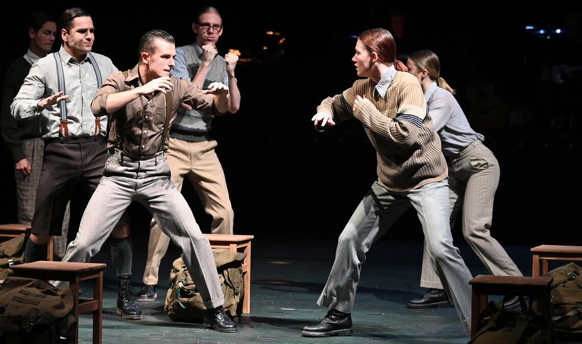 Plätschernde Musik und schrille Töne Szene des Stücks „Jugend ohne Gott“, das in Pforzheim gezeigt wird.Foto: Theater