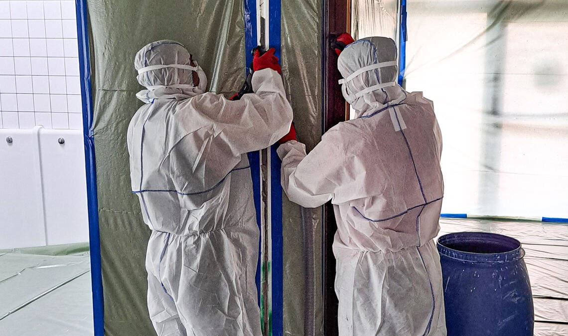 Enztalhalle: Stadt erprobt die Sanierung Szene des ersten Sanierungsschritts: Spezialisten des Mühlacker Unternehmens STEG Umweltschutz befreien die Enztalhalle von den gefährlichen Fugen. Foto: STEG Umweltschutz