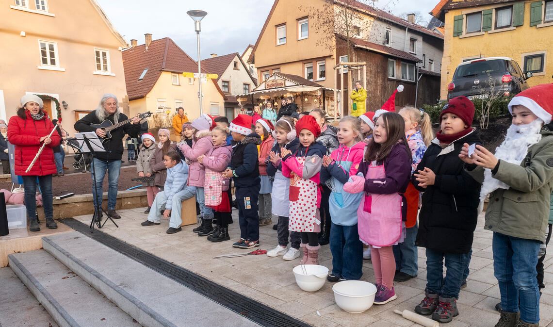 Szene einer Aufführung beim Sternenfelser Weihnachtsmarkt: Die Ortsmitte braucht eine (überdachte) Bühne. Foto: Fotomoment