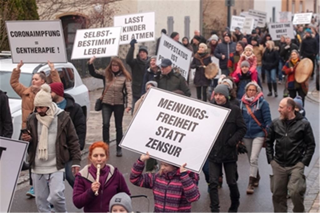 Szene einer Corona-Demo am 7. Januar in Mühlacker. Hier hat es den zweiten Samstag in Folge keine Veranstaltung gegeben. Symbolfoto: Fotomoment