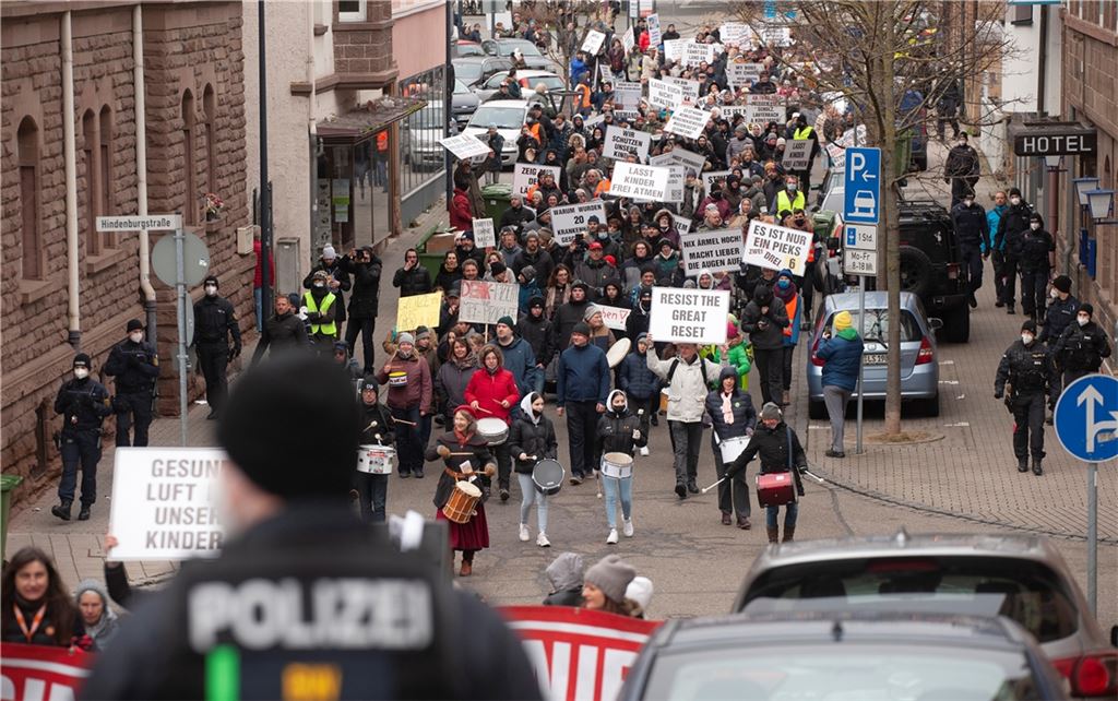 Szene eines „Aufzugs“ in Mühlacker – mit vielen Teilnehmern ohne Maske. Foto: Fotomoment