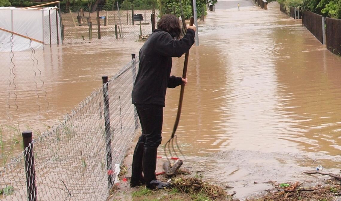 Hochwasserschutz: Stadtteil Lienzingen muss warten Szene vom 1. Juni 2013: Auch in Lienzingen kommt es zu Überflutungen. Foto: Archiv