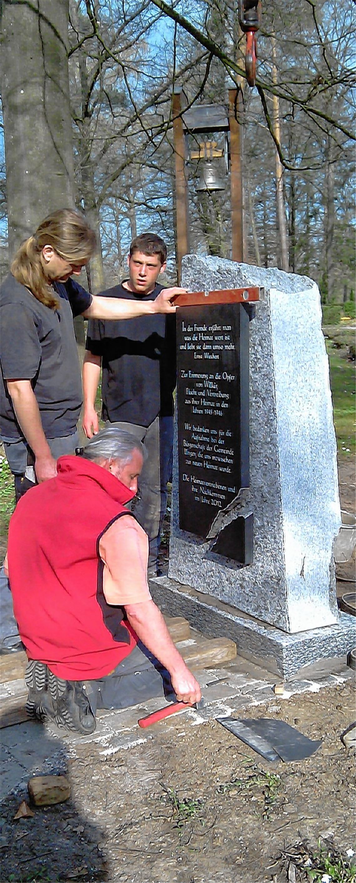 Szene vom Aufbau: Morgen wird das Mahnmal auf dem Illinger Friedhof eingeweiht.