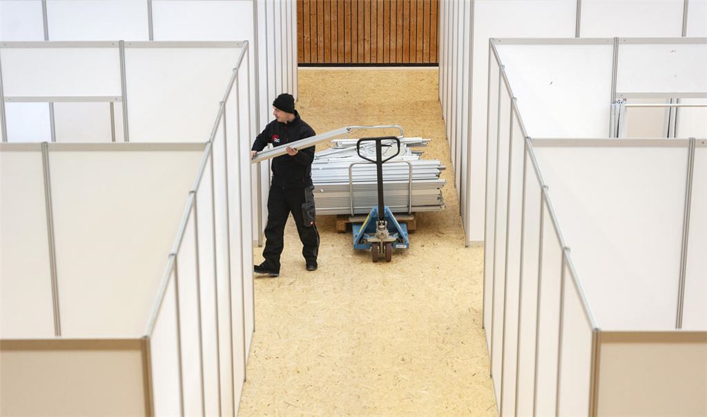 Szene vom Aufbau der ursprünglich für Kriegsflüchtlinge aus der Ukraine ausgelegten Notunterkunft in der Kerschensteiner-Sporthalle im März 2022. Foto: Archiv