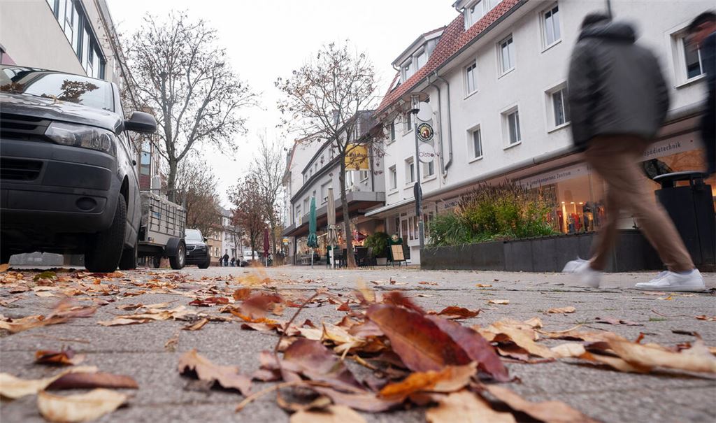 Szene vom Donnerstag: Während am Wochenende der Martinimarkt wieder die Innenstadt belebt, präsentiert sich die Fußgängerzone ansonsten oft wenig einladend. Foto: Fotomoment