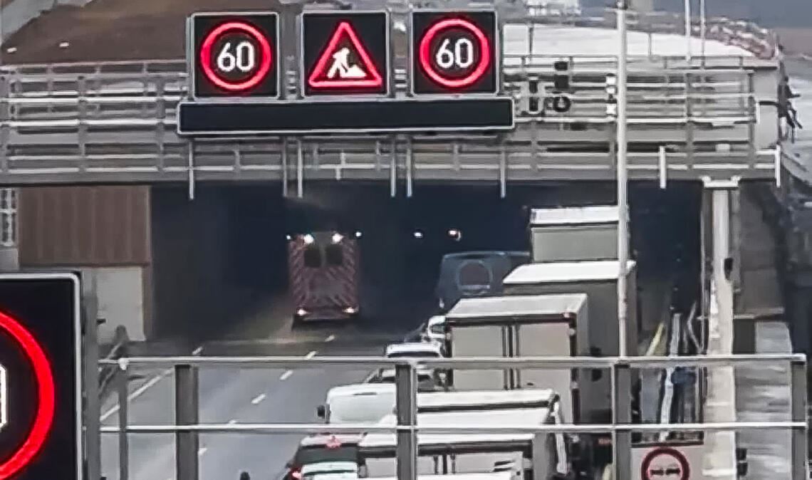 Szene vom Donnerstag vergangener Woche: Wieder einmal muss die „Lärmschutzeinhausung“ auf der neuen A8-Trasse nach einem Unfall in beiden Richtungen gesperrt werden. Foto: Myroshnichenko