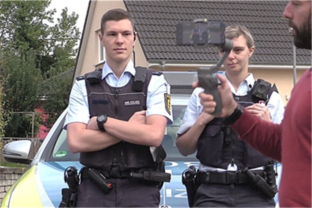 Szene vom Dreh, bei dem echte Polizisten als Darsteller mitmachen. Gefilmt werden Sie von einem Mitarbeiter der Pressestelle des Pforzheimer Polizeipräsidiums, das bei der Kampagne „Wir stehen auf gegen falsche Polizeibeamte“ Kooperationspartner des Landeskriminalamts war. In diesen Tagen geht die Miniserie online. Foto: Polizei