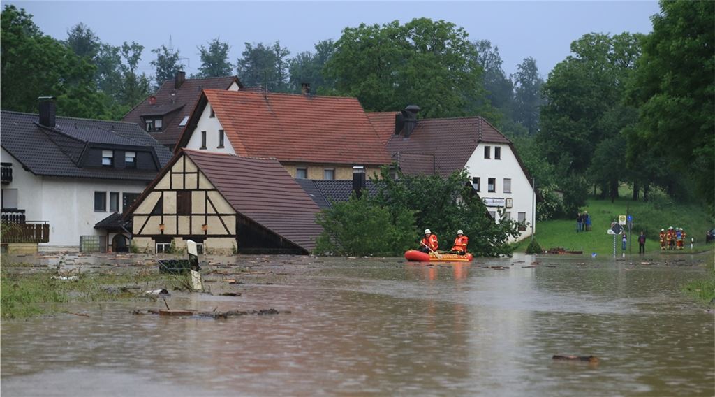 Szene vom Juni 2016, als ein heftiges Unwetter für Schäden durch Überschwemmungen in Ölbronn sorgt. Archivfoto: Recken