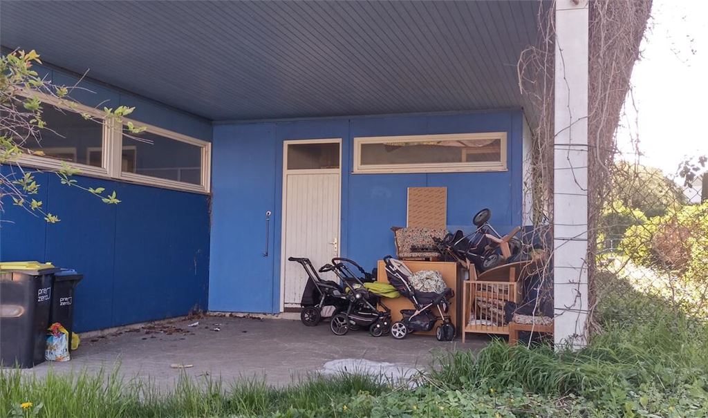 Szene vom Mittwoch: Müll liegt vor demIptinger Kindergarten. Foto: Deeg